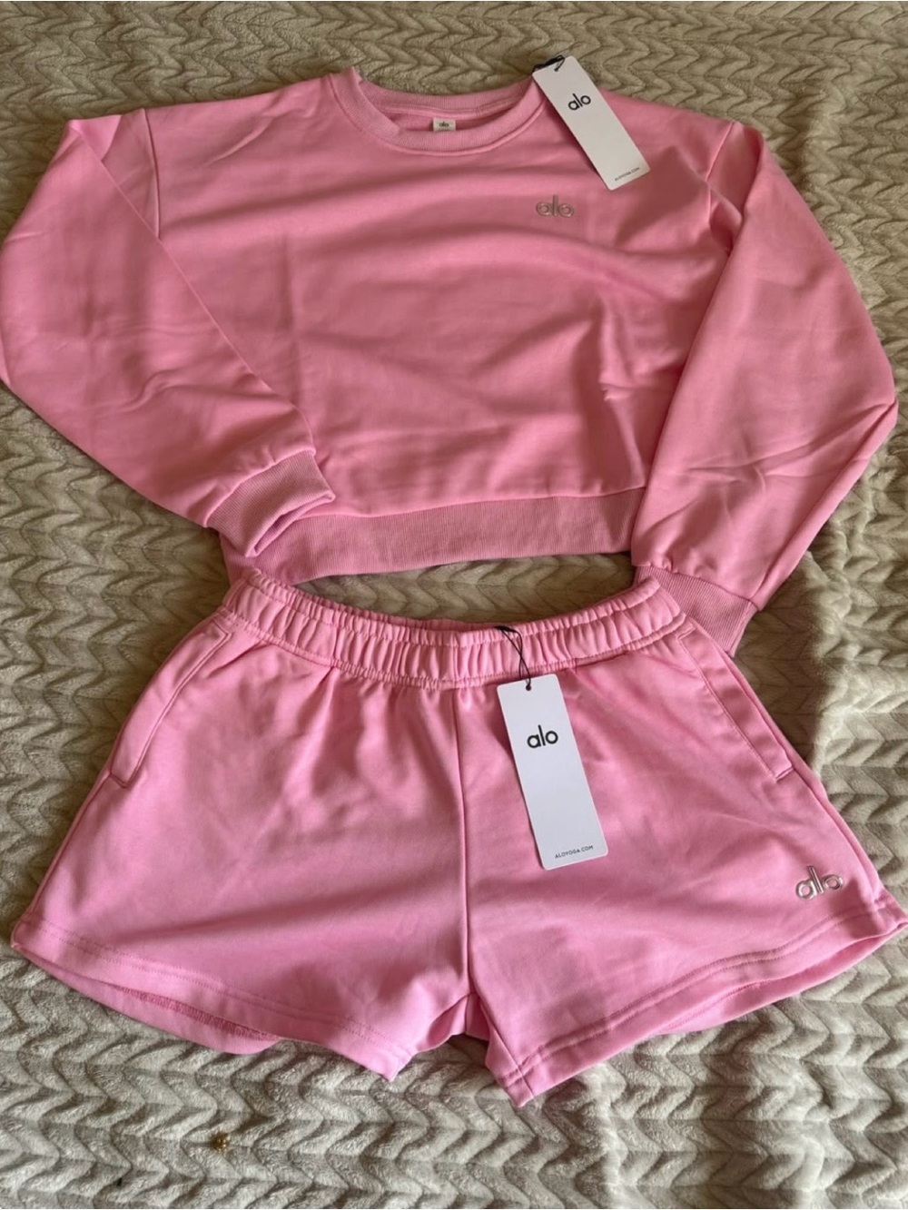 ALO Yoga Pink Set Athletic Elastic-Waist Shorts and sweater